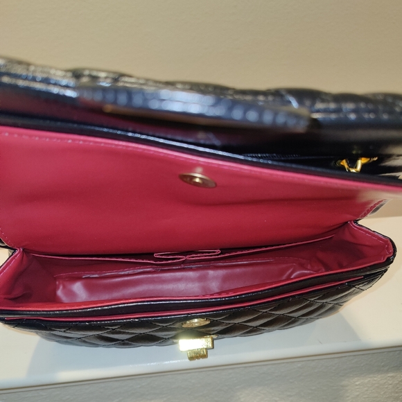 Black And Gold Quilted Double Flap Chain Shoulder Bag - Picture 5 of 8